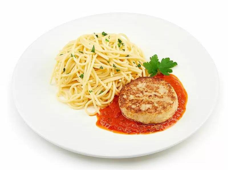 Биточек куриный со спагетти с соусом сальса 250гр